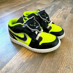 Toddler Boy’s Size 10c NIKE Air Jordan 1 Lows Black Cat Volt with Panther Patch